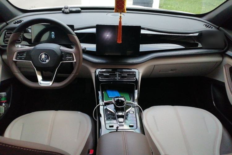 Used BYD Qin PLUS 2024 HONOR Edition DM-i 55KM Leading Model Center Console