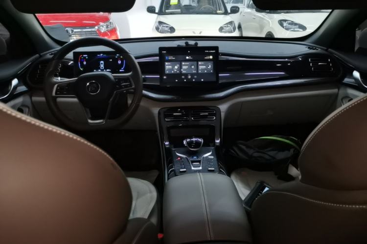 Used BYD Qin PLUS 2024 HONOR Edition DM-i 55KM Leading Model Center Console