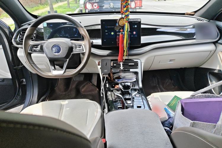 Used BYD Qin PLUS 2024 HONOR Edition DM-i 55KM Leading Model Center Console