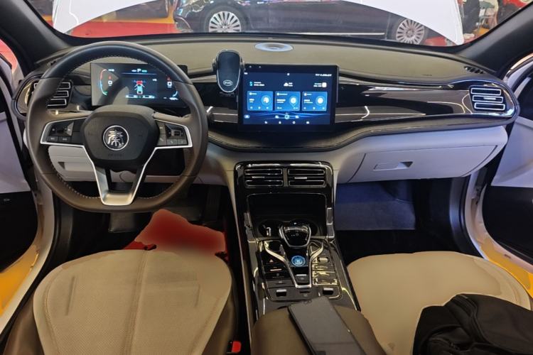 Used BYD Qin PLUS 2024 HONOR Edition DM-i 55KM Leading Model Center Console