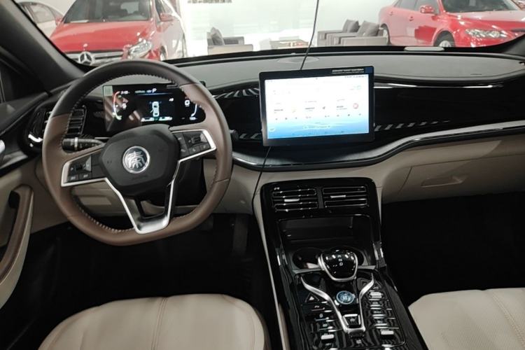 Used BYD Qin PLUS 2024 HONOR Edition DM-i 55KM Leading Model Center Console