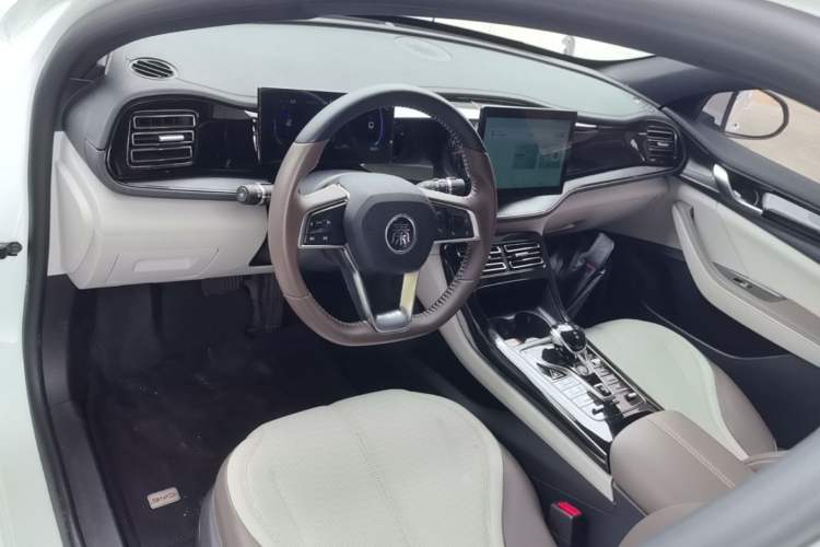 Used BYD Qin PLUS 2024 HONOR Edition DM-i 55KM Leading Model Center Console