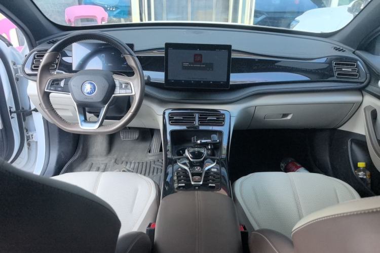 Used BYD Qin PLUS 2024 HONOR Edition DM-i 55KM Leading Model Center Console