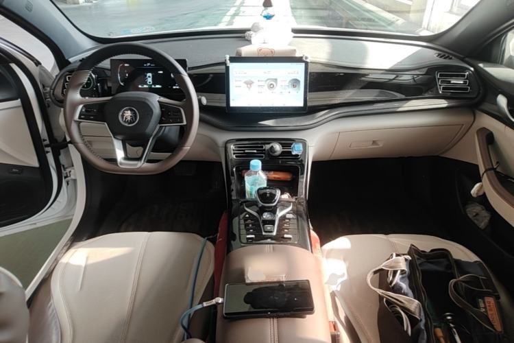 Used BYD Qin PLUS 2024 HONOR Edition DM-i 55KM Leading Model Center Console