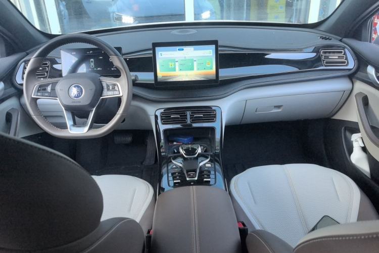 Used BYD Qin PLUS 2024 HONOR Edition DM-i 55KM Leading Model Center Console