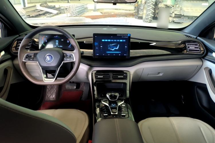 Used BYD Qin PLUS 2024 HONOR Edition DM-i 55KM Leading Model Center Console