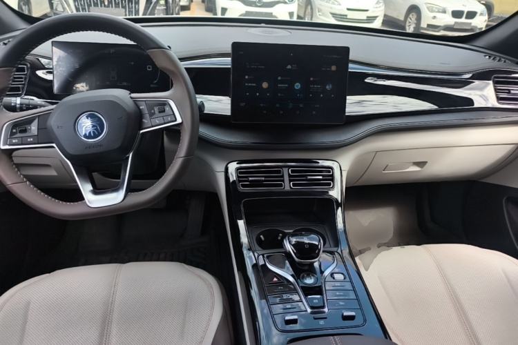 Used BYD Qin PLUS 2024 HONOR Edition DM-i 55KM Leading Model Center Console