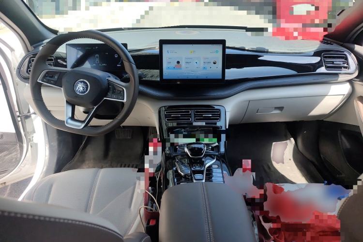 Used BYD Qin PLUS 2024 HONOR Edition DM-i 55KM Leading Model Center Console