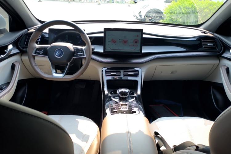 Used BYD Qin PLUS 2024 HONOR Edition DM-i 55KM Leading Model Center Console