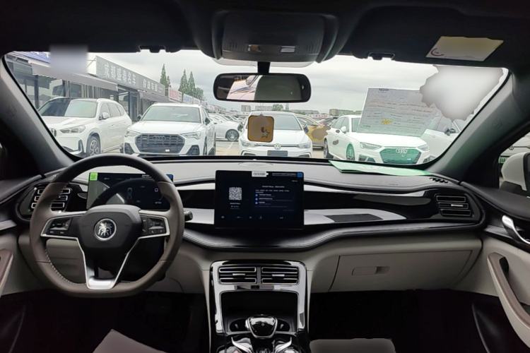 Used BYD Qin PLUS 2024 HONOR Edition DM-i 55KM Leading Model Center Console