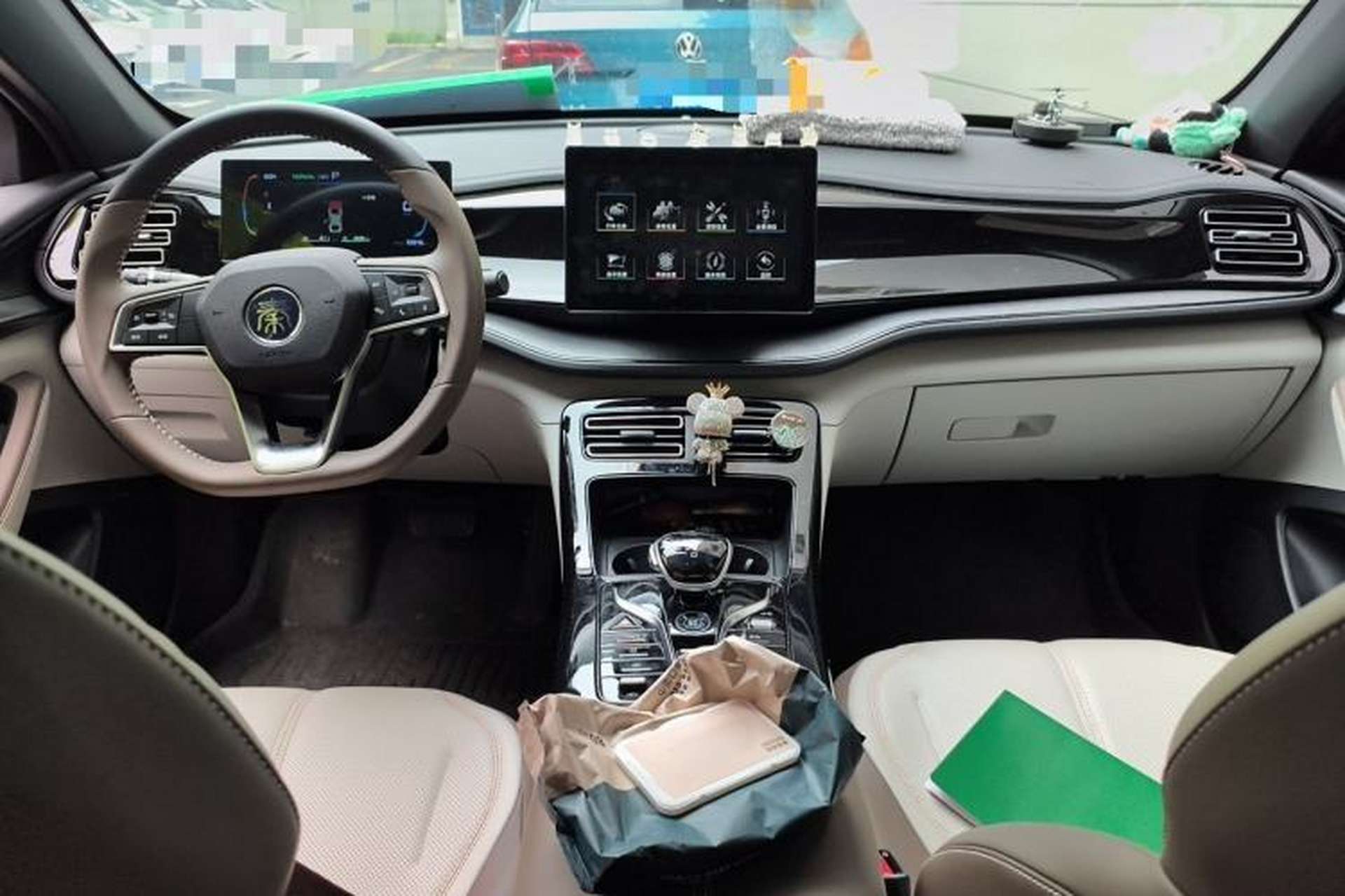 Used BYD Qin PLUS 2024 HONOR Edition DM-i 55KM Leading Model Center Console