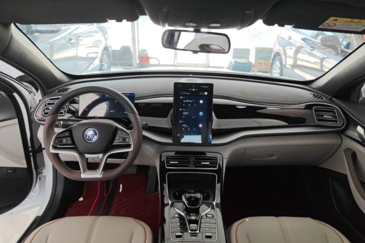 Used BYD Qin PLUS 2024 Honor Edition EV 510KM Leading Model Center Console