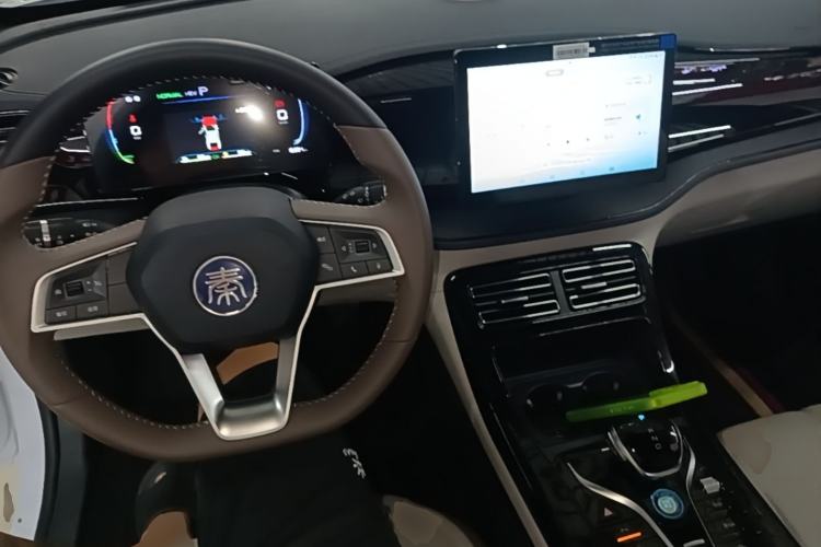 Used BYD Qin PLUS 2024 HONOR Edition DM-i 55KM Leading Model Center Console