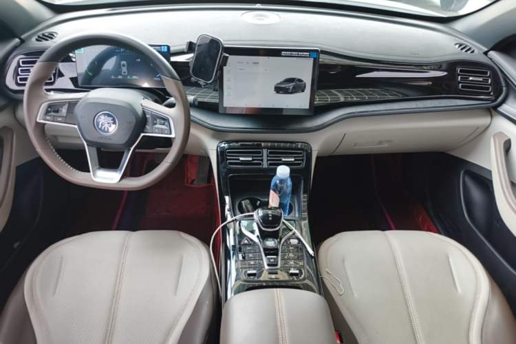 Used BYD Qin PLUS 2024 HONOR Edition DM-i 55KM Leading Model Center Console