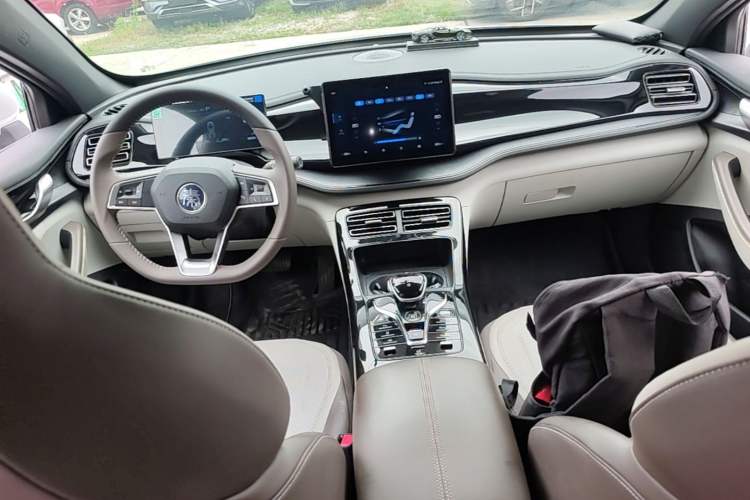 Used BYD Qin PLUS 2024 HONOR Edition DM-i 55KM Leading Model Center Console