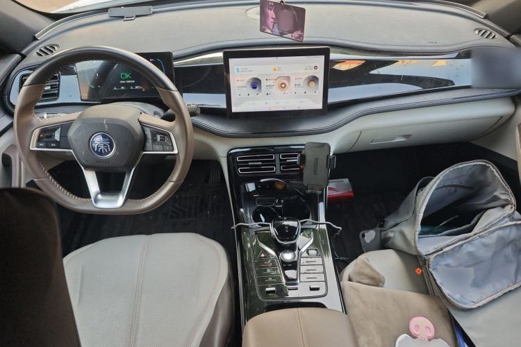 Used BYD Qin PLUS 2024 HONOR Edition DM-i 55KM Leading Model Center Console
