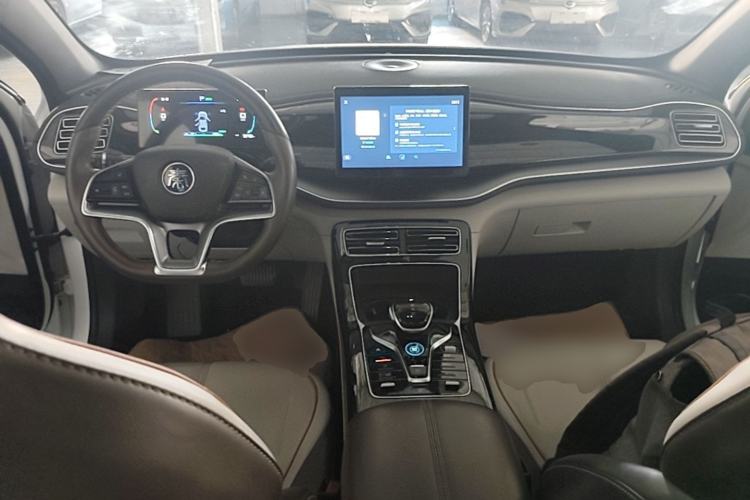 Used BYD Qin PLUS 2024 Honor Edition EV 510KM Leading Model Center Console