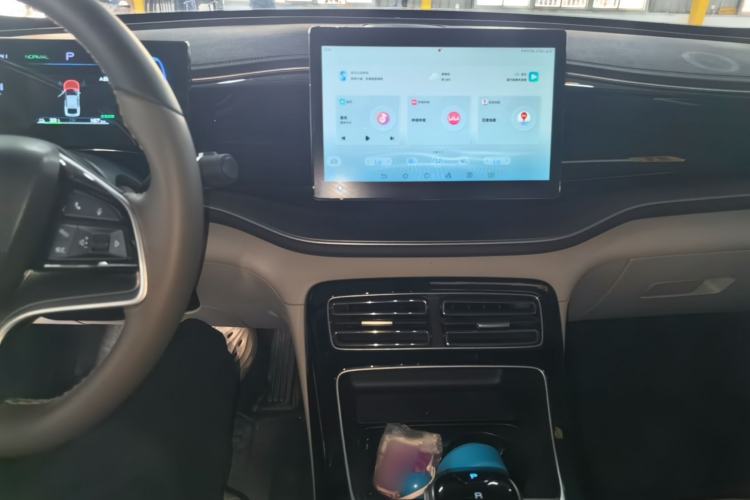 Used BYD Qin PLUS 2024 Honor Edition EV 510KM Leading Model Center Console