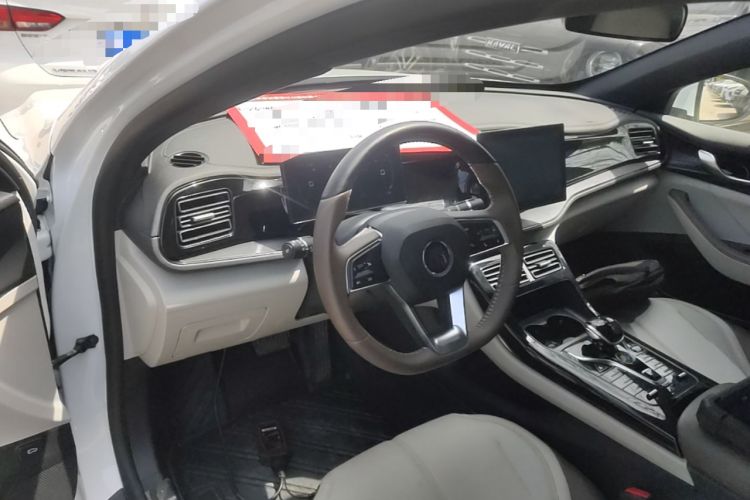 Used BYD Qin PLUS 2024 HONOR Edition DM-i 55KM Leading Model Center Console