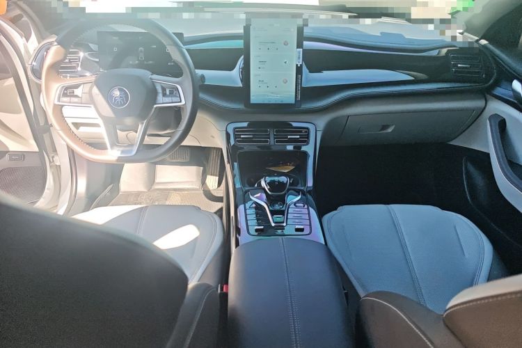 Used BYD Qin PLUS 2024 HONOR Edition DM-i 55KM Leading Model Center Console