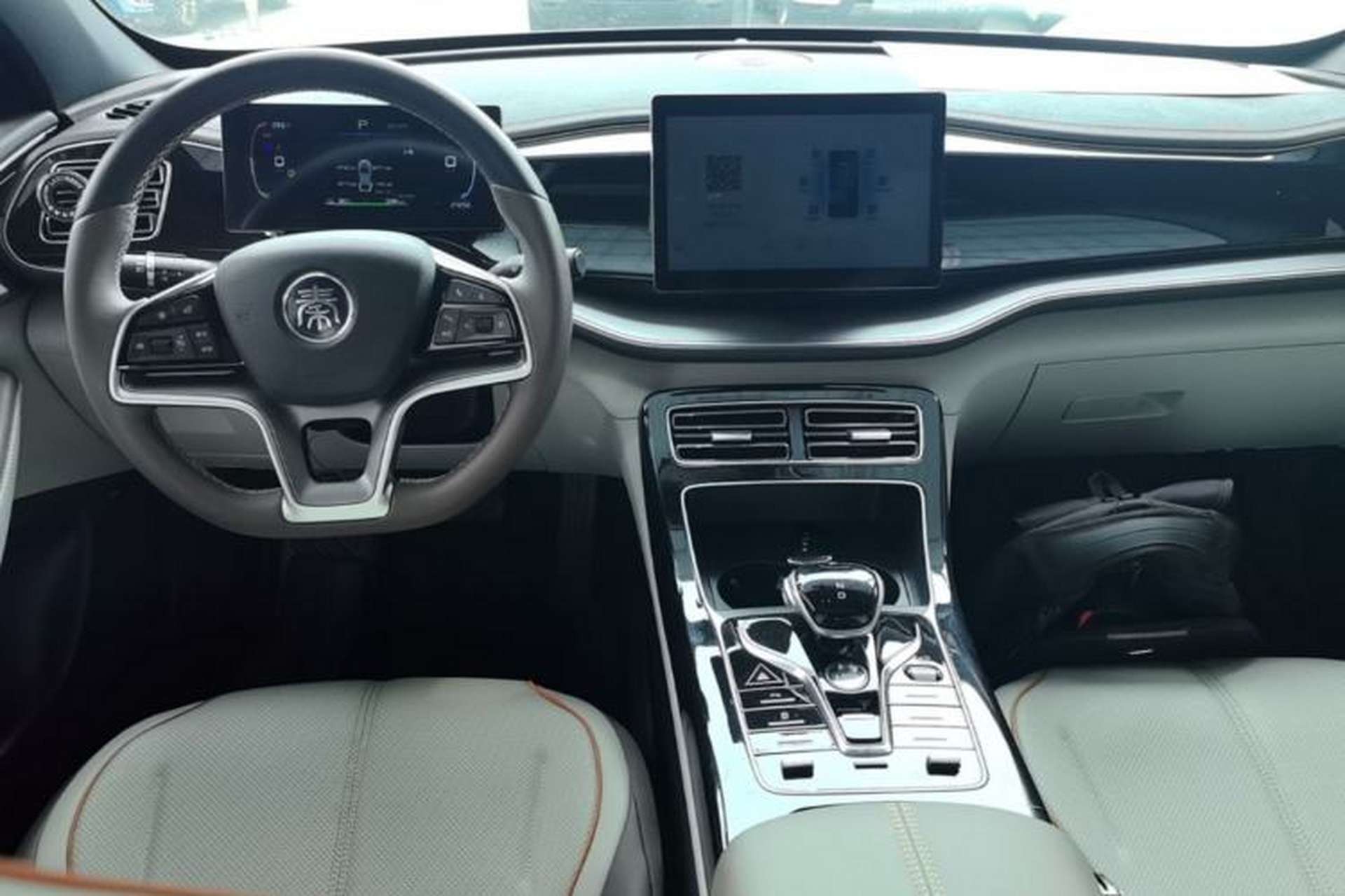 Used BYD Qin PLUS 2024 Honor Edition EV 420KM Beyond Model Center Console