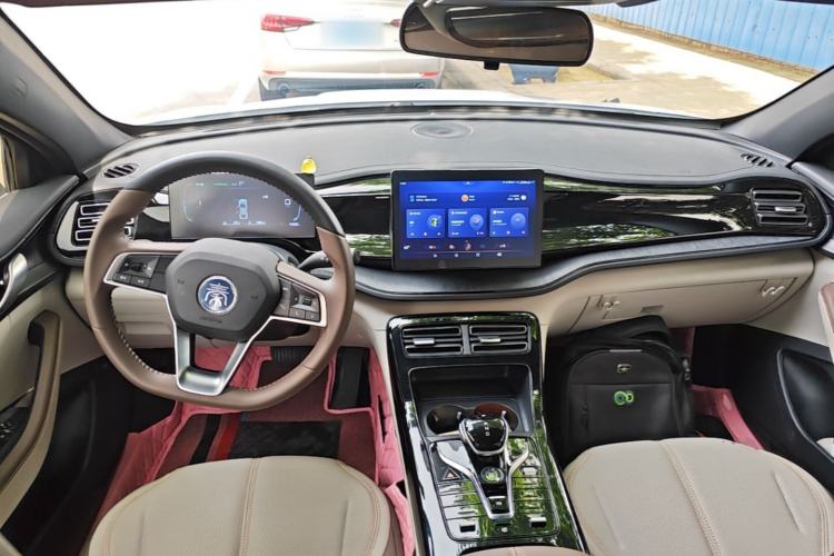 Used BYD Qin PLUS 2024 HONOR Edition DM-i 55KM Leading Model Center Console