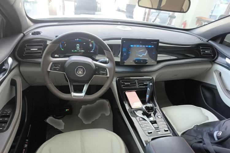 Used BYD Qin PLUS 2024 HONOR Edition DM-i 55KM Leading Model Center Console