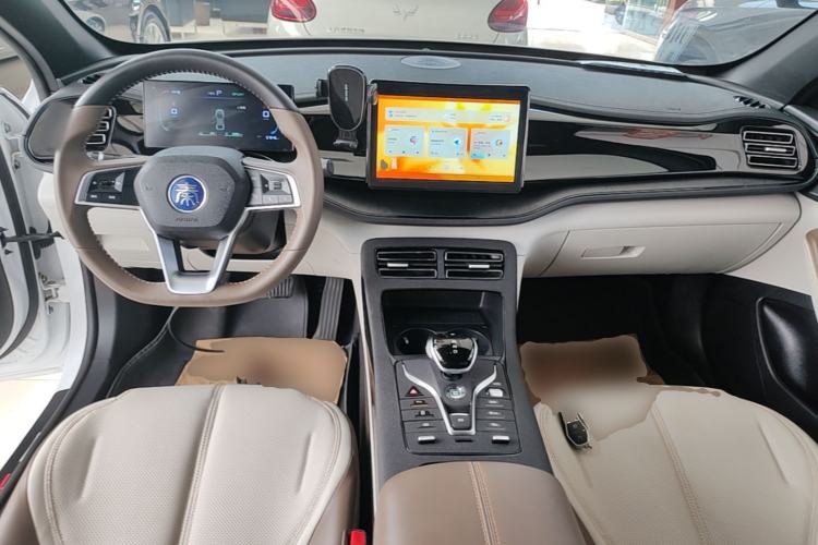 Used BYD Qin PLUS 2024 HONOR Edition DM-i 55KM Leading Model Center Console