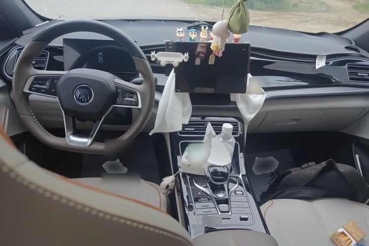 Used BYD Qin PLUS 2024 HONOR Edition DM-i 55KM Beyond Model Center Console