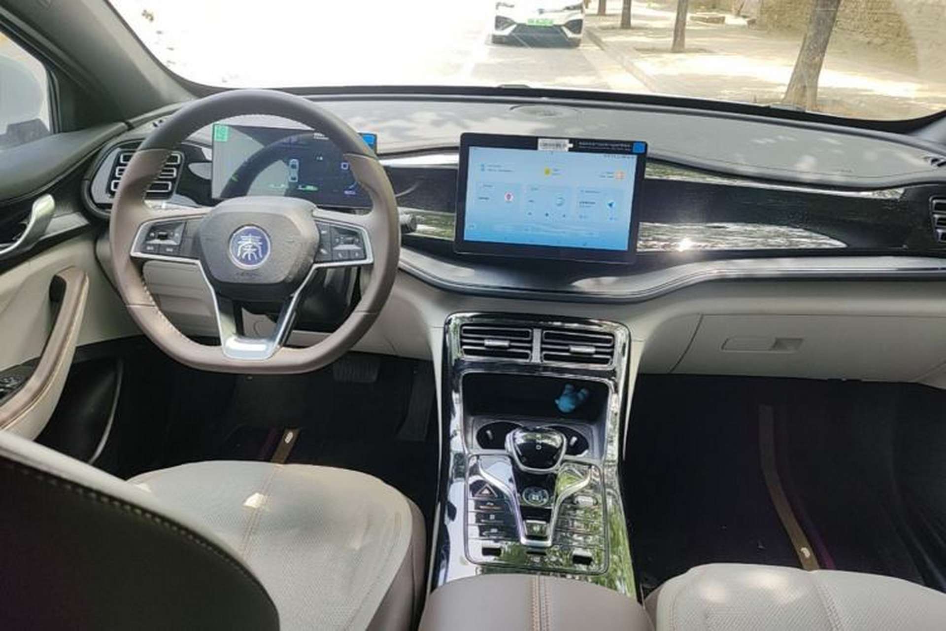 Used BYD Qin PLUS 2024 HONOR Edition DM-i 55KM Leading Model Center Console
