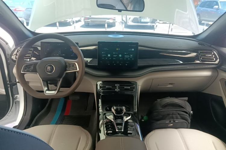 Used BYD Qin PLUS 2024 HONOR Edition DM-i 55KM Leading Model Center Console