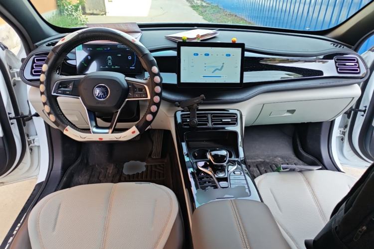 Used BYD Qin PLUS 2024 HONOR Edition DM-i 55KM Leading Model Center Console