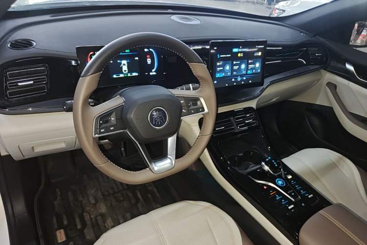 Used BYD Qin PLUS 2024 HONOR Edition DM-i 55KM Leading Model Center Console