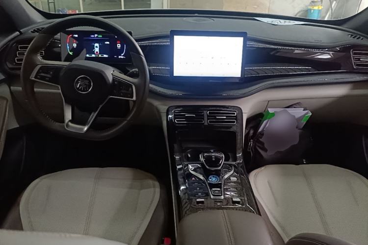 Used BYD Qin PLUS 2024 HONOR Edition DM-i 55KM Leading Model Center Console
