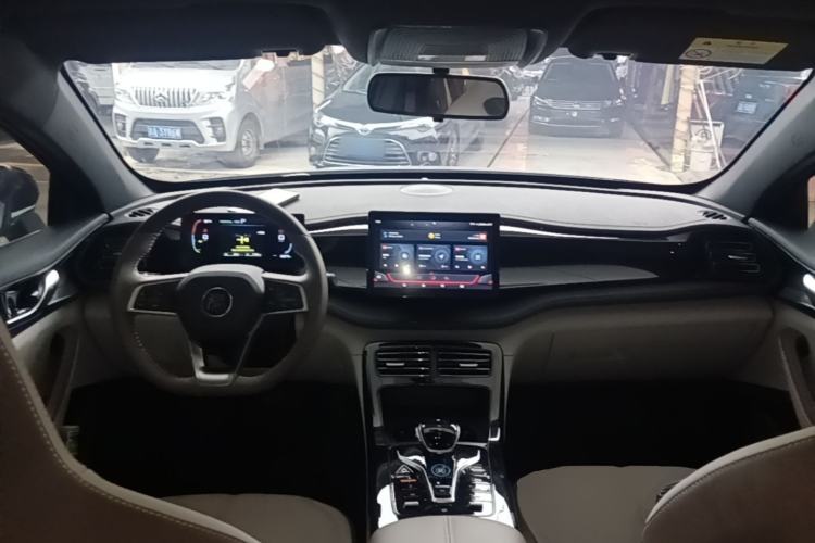 Used BYD Qin PLUS 2024 HONOR Edition DM-i 55KM Leading Model Center Console