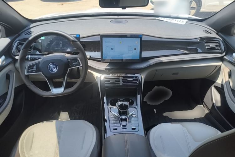 Used BYD Qin PLUS 2024 HONOR Edition DM-i 55KM Leading Model Center Console