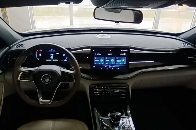 Used BYD Qin PLUS 2024 HONOR Edition DM-i 55KM Leading Model Center Console