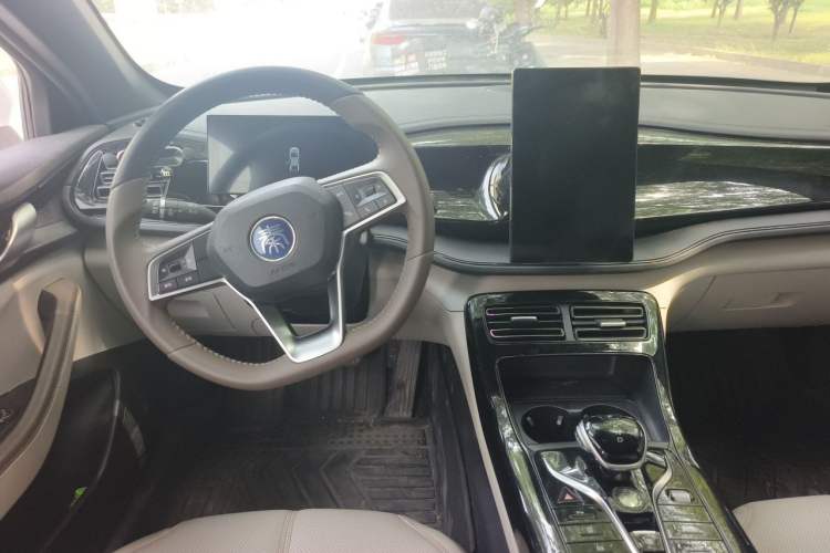 Used BYD Qin PLUS 2024 HONOR Edition DM-i 55KM Leading Model Center Console