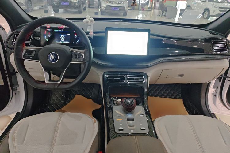 Used BYD Qin PLUS 2024 HONOR Edition DM-i 55KM Leading Model Center Console
