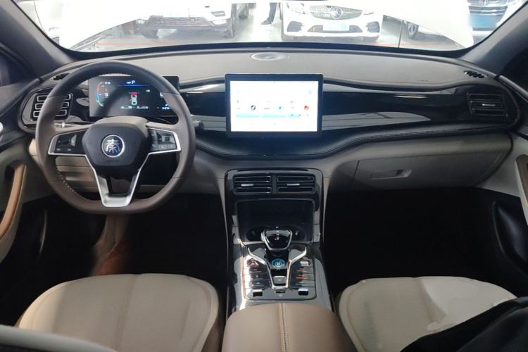 Used BYD Qin PLUS 2024 HONOR Edition DM-i 55KM Leading Model Center Console