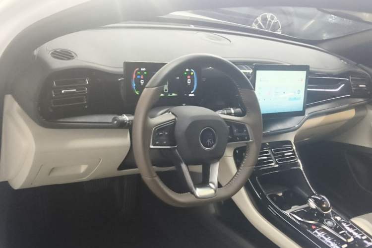 Used BYD Qin PLUS 2024 HONOR Edition DM-i 55KM Leading Model Center Console