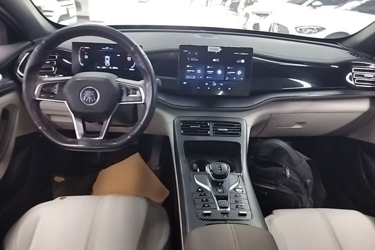 Used BYD Qin PLUS 2024 HONOR Edition DM-i 55KM Leading Model Center Console