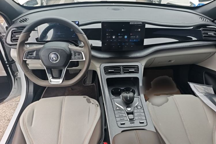 Used BYD Qin PLUS 2024 HONOR Edition DM-i 55KM Leading Model Center Console