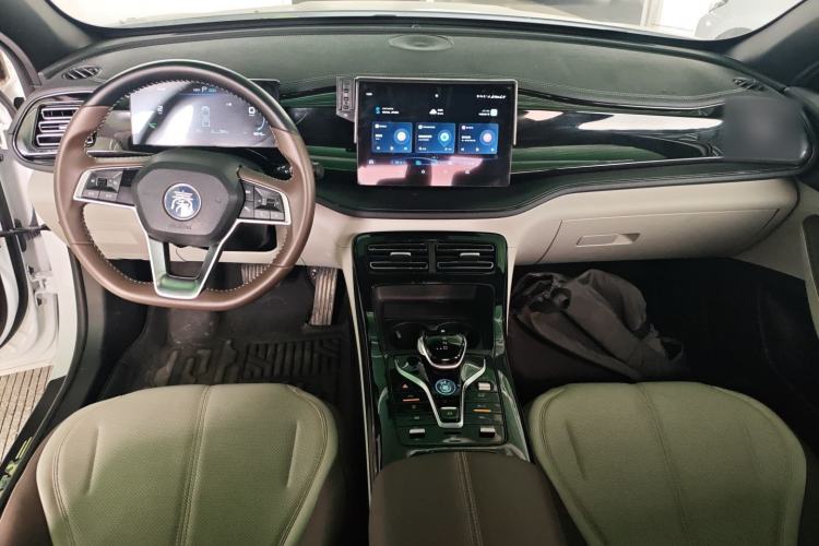 Used BYD Qin PLUS 2024 HONOR Edition DM-i 55KM Leading Model Center Console