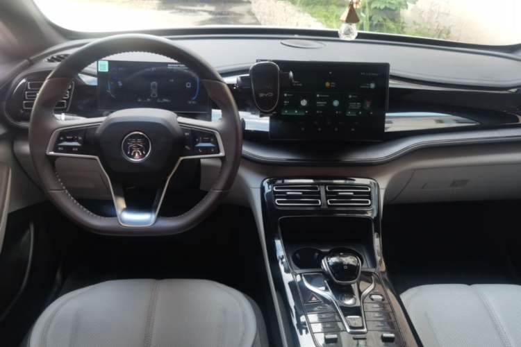 Used BYD Qin PLUS 2024 HONOR Edition DM-i 55KM Leading Model Center Console