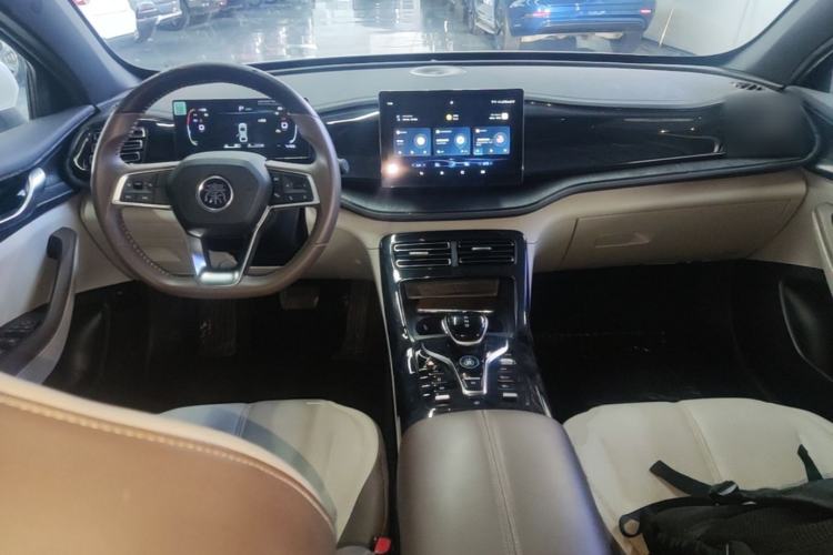 Used BYD Qin PLUS 2024 HONOR Edition DM-i 55KM Leading Model Center Console