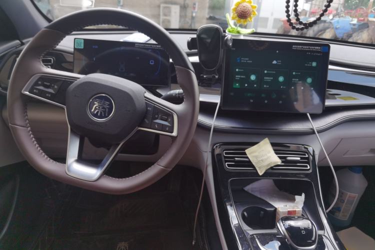Used BYD Qin PLUS 2024 HONOR Edition DM-i 55KM Leading Model Center Console