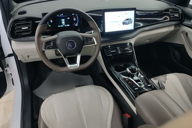 Used BYD Qin PLUS 2024 HONOR Edition DM-i 55KM Leading Model Center Console