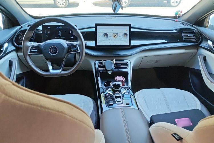 Used BYD Qin PLUS 2024 HONOR Edition DM-i 55KM Leading Model Center Console