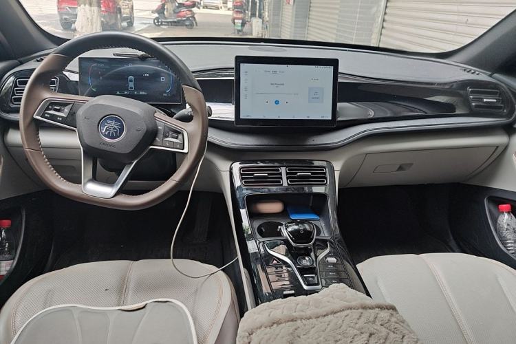 Used BYD Qin PLUS 2024 HONOR Edition DM-i 55KM Leading Model Center Console